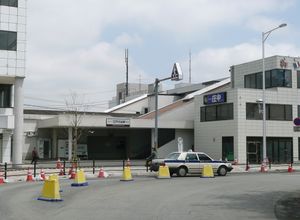 역명판 변경 전의 서쪽 출구 (2012년 4월)