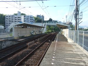 승강장 (안쪽에 육교가 보인다)