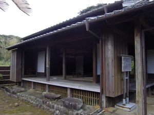 후루이치 가옥. 사카이 지구의 T자형 교차로 근처에 위치. 옆에 공원과 주차장도 완비.