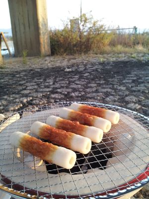 숯불에 구워지는 치쿠와