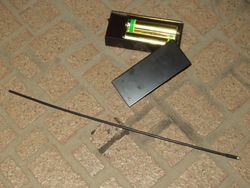 배터리식 소형 무선 도청기주파수는 일본에서 무선 도청기에 사용되는 UHF-B 채널(399.455MHz)을 사용한다.