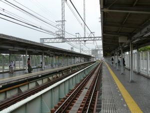 본선 승강장 (오사카 방면으로 촬영. 안쪽의 1번선 승강장 벽면은 나중에 철망에서 아크릴판으로 교체되었다)