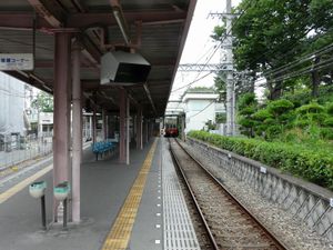 무코가와선 승강장 (오른쪽만 사용. 왼쪽은 통상 사용하지 않지만, 역에 게시된 계몽 포스터의 촬영에 사용되었다)