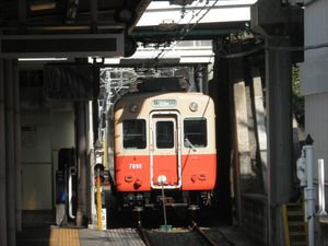 본선의 고가 아래에 주간에 유치되는 무코가와선용 차량