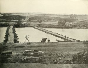 프랭클린 부대가 도하한 지점에 설치된 부교