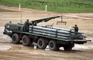 탄약 운반에 사용되는 유압 크레인이 차체 중앙부에서 전개되는 모습을 확인할 수 있다.