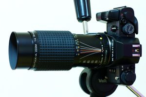 1980년대에 유행한 피사계 심도 곡선이 새겨진 줌 렌즈의 예시. 이 곡선 안에 거리 눈금이 있으면 초점이 맞았다는 것을 나타낸다.