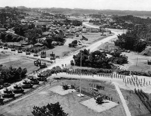 오키나와에서의 항복식 모습. 좌하단에 줄지어 있는 것이 M26 중전차이다.