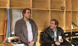 분할 화면을 통해 찰리와 도널드 카우프만을 연기하는 니콜라스 케이지