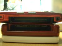 게임보이 미크로(상)과 게임보이 어드밴스 SP의 슬롯 비교. 미크로 쪽에는 돌기가 있다.