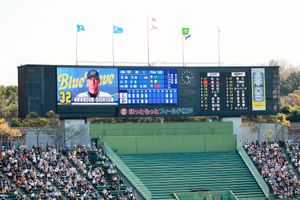 스코어보드 (2015년 초기의 사양, 한자 서체가 일본의 것이 아님. 정확하게 표시된 심판란과 비교하면 현저함)