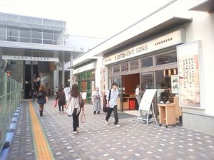 ASTY 다지미 (오른쪽)