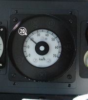 사이타마 신도시 교통 이나선에서 사용되고 있는 다단 브레이크 제어 방식의 ATC 차내 신호기 표시