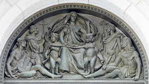 미국 워싱턴 D.C.의 토머스 제퍼슨 빌딩에 새겨진 청동제 팀파눔