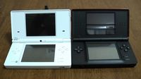 닌텐도 DSi(왼쪽)와 닌텐도 DS Lite(오른쪽)의 비교도
