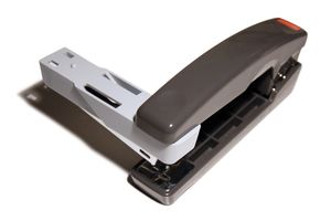 수직 또는 수평 스테이플링을 위해 90도 회전하는 책자 스테이플러.