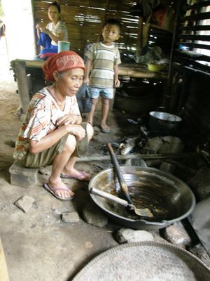 채취한 수액을 장시간 교반하면서 끓인다
