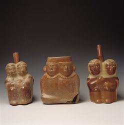 결합 쌍둥이를 묘사한 모체 도자기. 서기 300년 라르코 박물관 컬렉션 리마, 페루