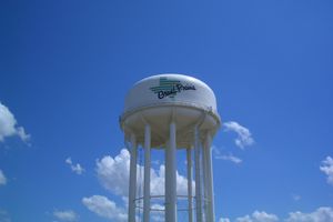 SH 161 옆에 위치한 물탱크