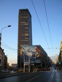 베오그라드 상징 중 하나인 베오그라얀카(Beograđanka)는 브라차르구 서쪽에 위치해 있다