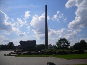 1941년 전투에서 요새를 지킨 사람들을 기념하는 소련식 기념비