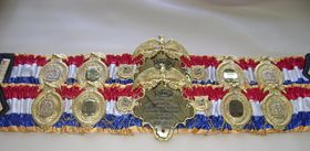 더 링의 챔피언 벨트는 버클 부분에 체급과 이름이 새겨진다. 사진은 후안 마누엘 마르케스에게 수여된 라이트급 벨트.