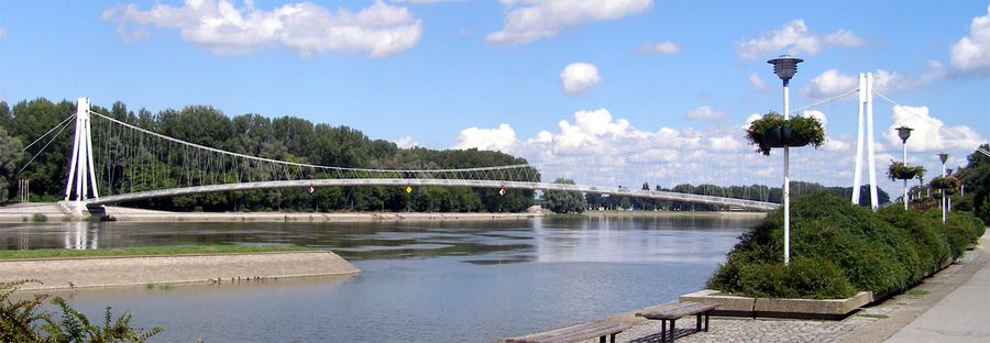 드라바 강 위의 보행자 다리 파노라마 전경