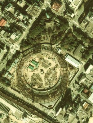 건설 중인 요코하마 스타디움요코하마 공원 내에는 해체 전의 현립 무도관, 미군 채플 센터, 야외 음악당이 아직 존재하고 있다(1977년 촬영/국토교통성 국토지리원 지도·항공사진 열람 서비스의 항공사진을 바탕으로 작성).