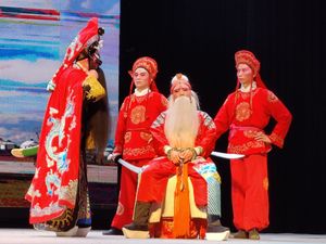 중국 연극에서 위연(맨 왼쪽)과 한현 (앉아 있는 모습)