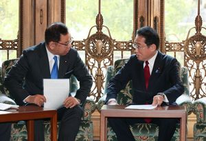 2022년 3월, 국회 내에서 내각총리대신 기시다 후미오에게 제언하는 시이(왼쪽).