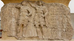 비문이 새겨진 리키아의 파야바 묘.