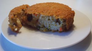 크로켓과 같은 형태로 제공되는, 나시 고렝으로 만든 인기 있는 네덜란드 간식인 나시스히프