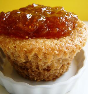 무화과 콩포트를 머핀에 올린 것