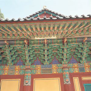 율곡사 대웅전 처마와 공포