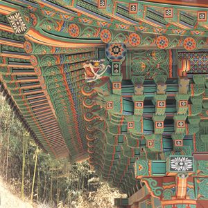 율곡사 대웅전 귀공포