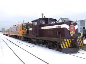 난로 열차를 견인하는 DD350형