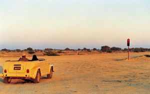 지프와 신호등 장면. 유머와 고립주의의 더 심각한 문제를 결합했다.