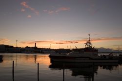 저녁 노을 속의 수색 구조 함정