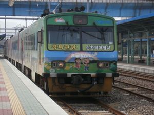 김천역에 진입중인 열차(경북나드리열차로 개칭 및 열차 도색 변경 전의 모습이다.)