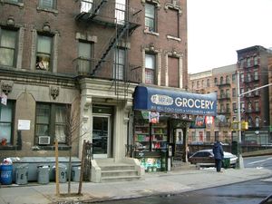 2003년에 촬영된 E 97번가 & 파크 애비뉴 북서쪽 모퉁이에 위치한 레옹과 마틸다의 아파트 건물