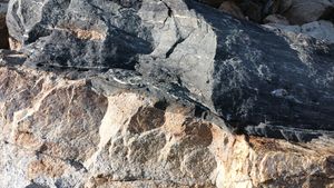 하부 백색사암과 상부 흑색셰일