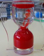 「모래」가 위로 올라가는 것처럼 보이는 「모래시계」