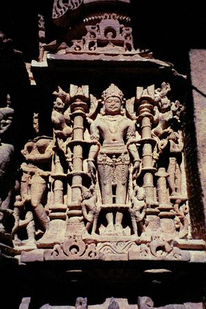 지반타스와미가 마하비라 자인 사원, 오시안의 토라나에 조각된 티르탕카라의 이미지