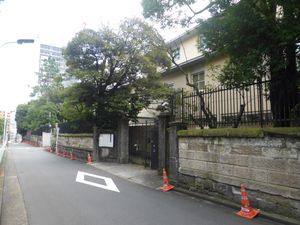 주일본 이탈리아 대사관은 대로에서 들어간 곳