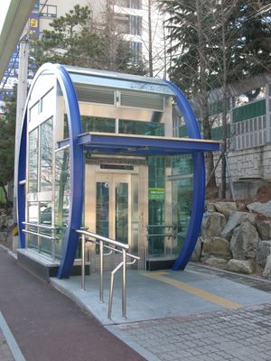 5번 출입구에 있는 엘리베이터