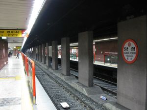 승강장 스크린도어 설치 전 (2009년 2월)