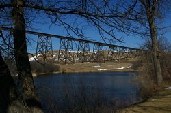 밸리시티 (노스다코타주) 초토콰 공원에서 바라본 하이 라인 철도 교량