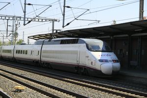 푸에르토야노 역의 렌페 100급