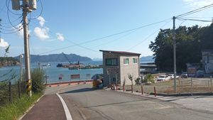 화석산지 안내판. 상족암군립공원 오토캠핑장에서 남서쪽으로 간다.