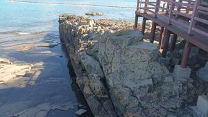 진동층을 관입한 암맥